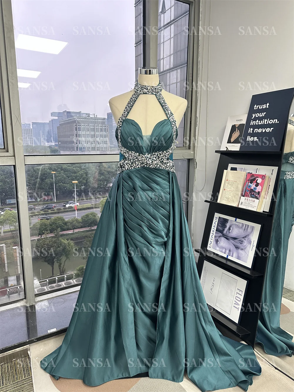 Sansa Customized Dark Green Sleeveless Party Dresses A-Line Halter Neck Vestidos de fiesta Satin Crystal Bead String فساتين سهرة