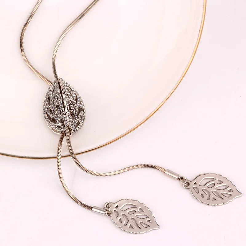 Collar de hojas tridimensionales largo extraíble para otoño e invierno, una cadena de suéter de mujer personalizada y versátil