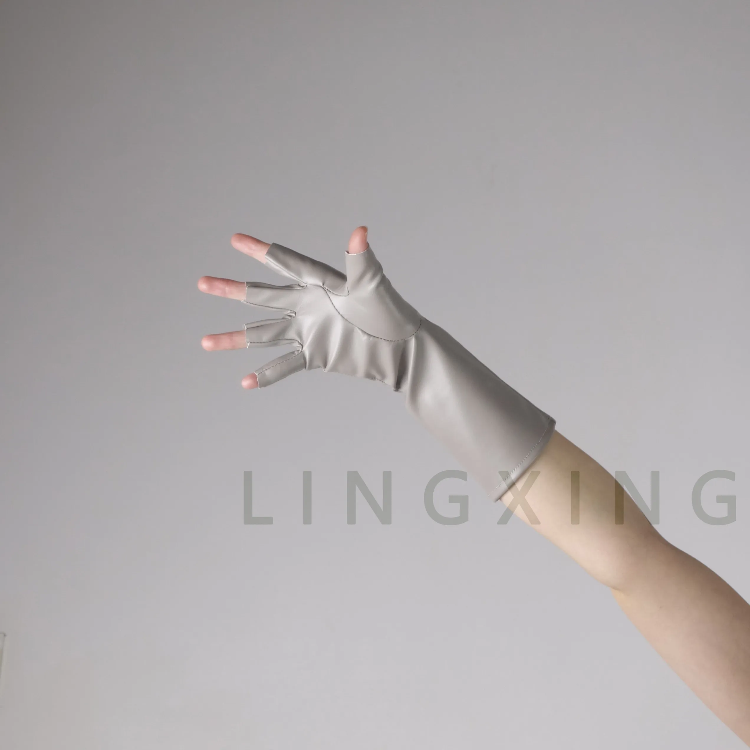 11 Zoll (28 cm) lange fingerlose Handschuhe aus Kunstleder, glänzend, schwarz-silber, halbfingerlos, fingerlose Wärmer, Handgelenkstulpen, Armstulpen, sexy – Detail 16