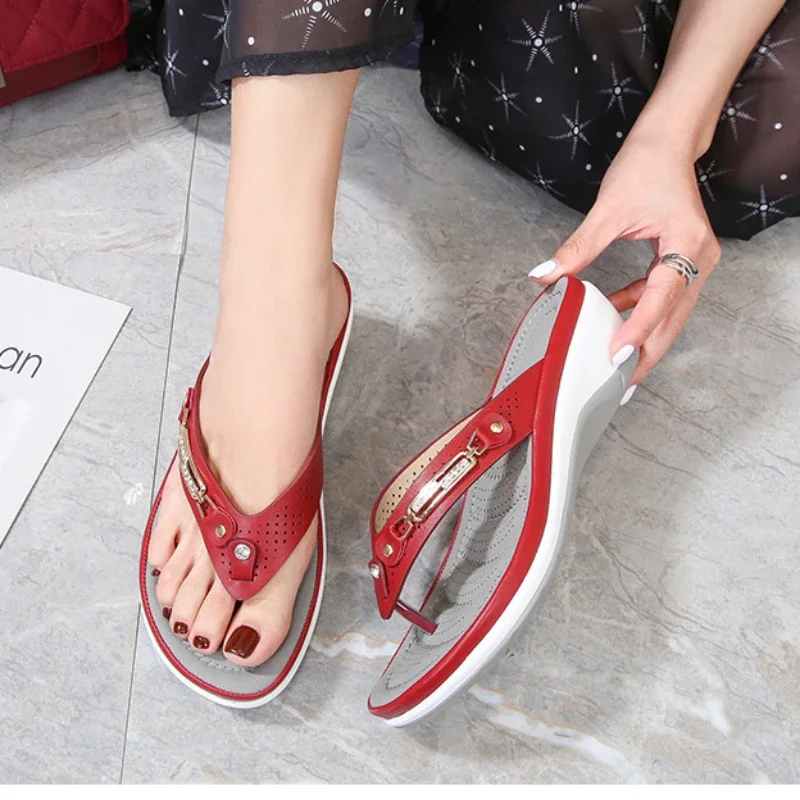 2024 Women\'s Slippers Summer New Fashion Metal Button Slides Shoes Wedge Beach Sandals Women Outside Platform Leisure Flip Flops