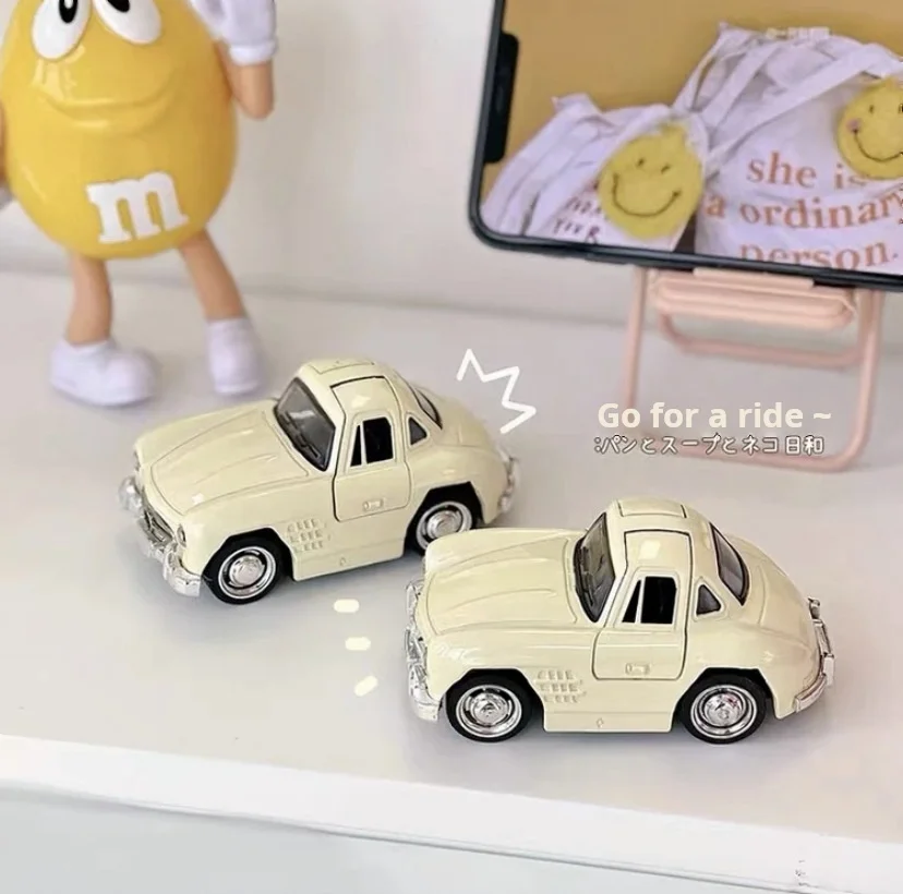 1:64 車両モデルスーパークラシックプルバックおもちゃの車教育コレクションドアオープン車モデルギフトギフト車