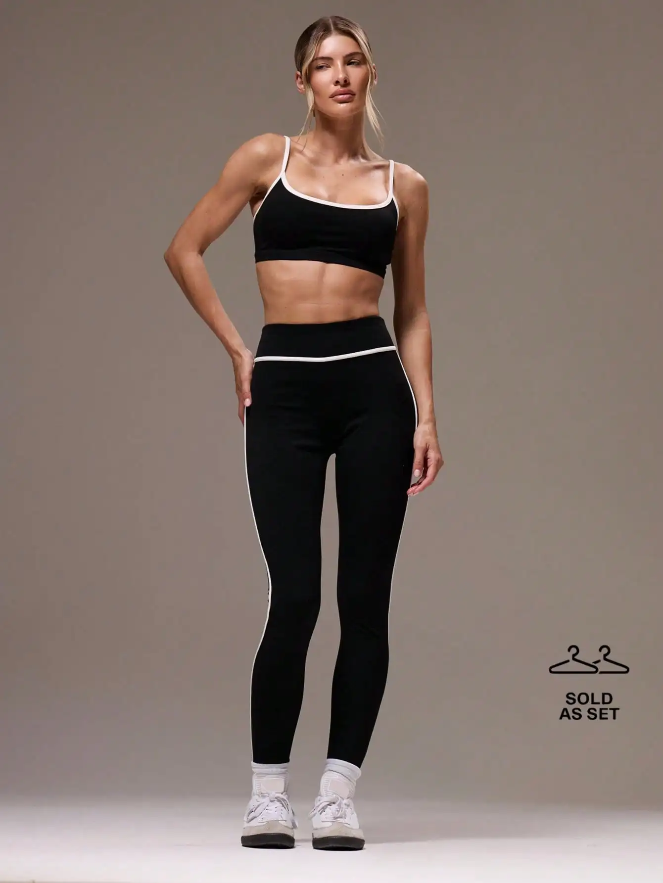 

Женский спортивный комплект с контрастной отделкой черного цвета — укороченный топ и леггинсы для занятий в спортзале, фитнеса, осень-зима