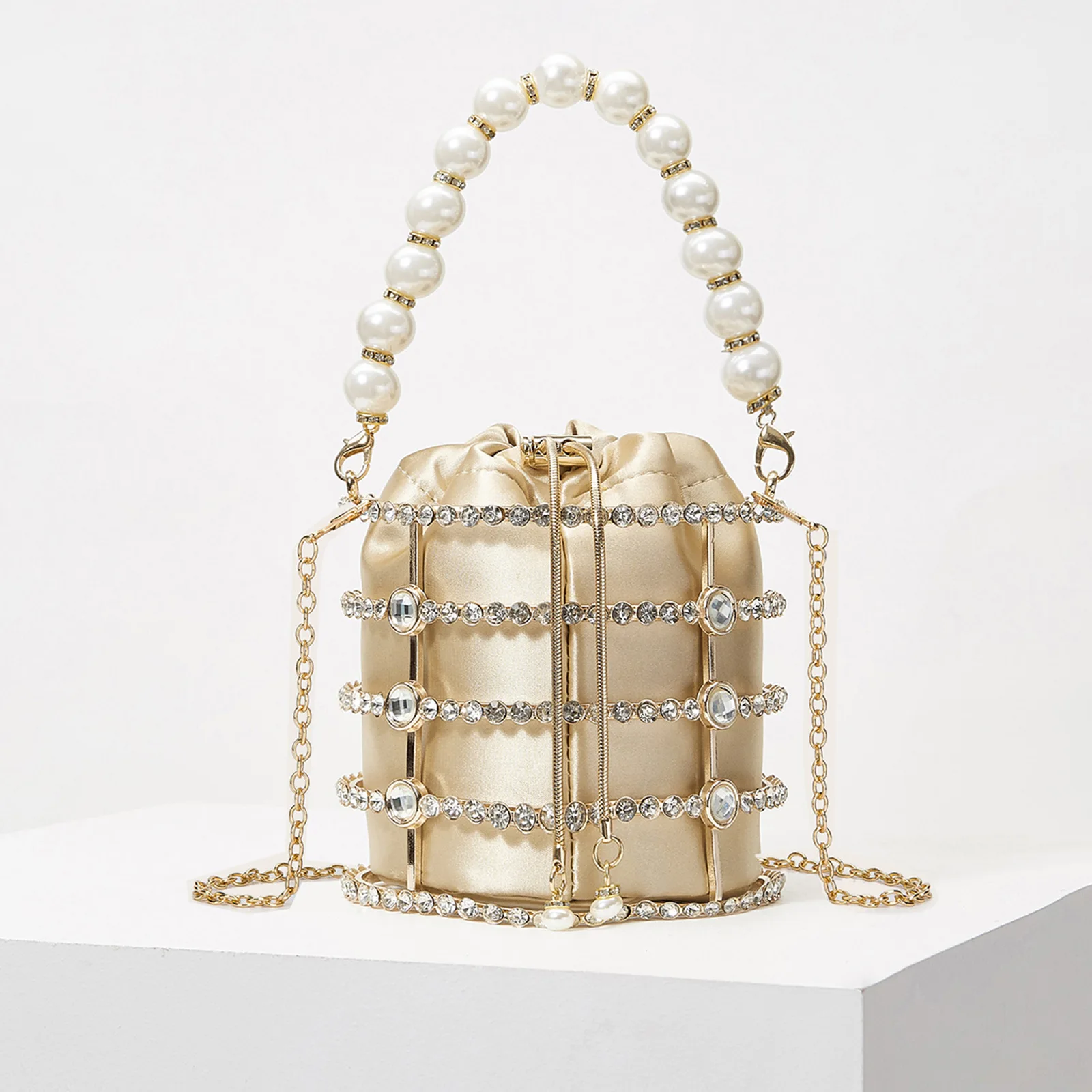 

Women's Stylish Evening Clutch Metal Hollowed-out Diamond-encrusted Bucket Bag with Pearl Chain for Crossbody or Handheld Use