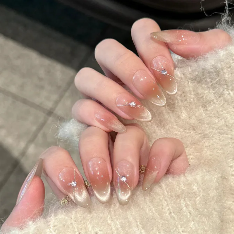 24 個ヌードキャットアイプレス爪スパークリングショートアーモンド付け爪グラデーションソリッドカラー偽爪ダイヤモンドネイルアート女の子のため