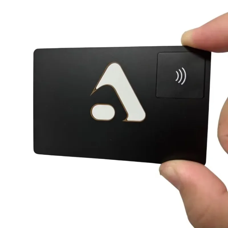 بطاقة عمل رقمية معدنية من الذهب الأسود غير اللامع NFC مع نقش رمز الاستجابة السريعة