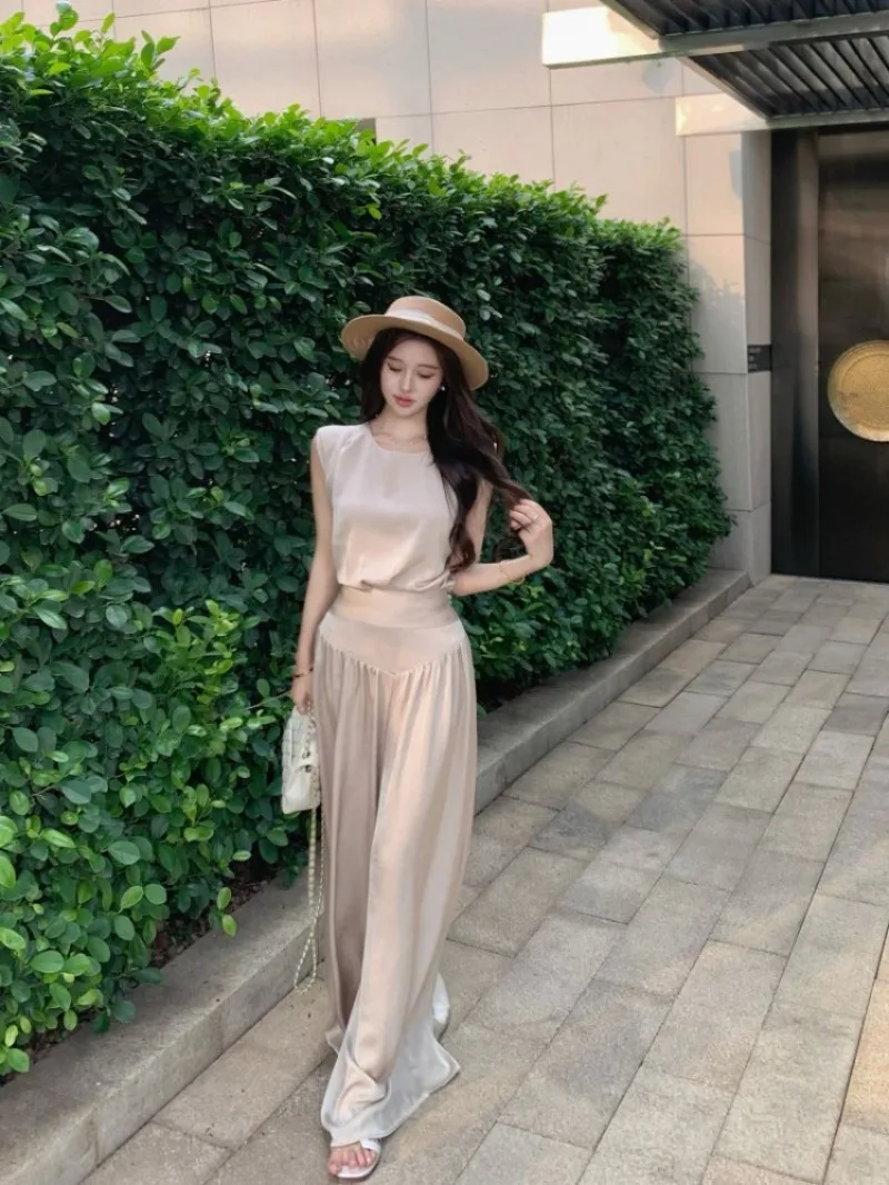 

Летний повседневный комплект в стиле Rich Girl: топ без рукавов с вырезом на спине и широкие брюки с драпировкой, состоящий из двух предметов