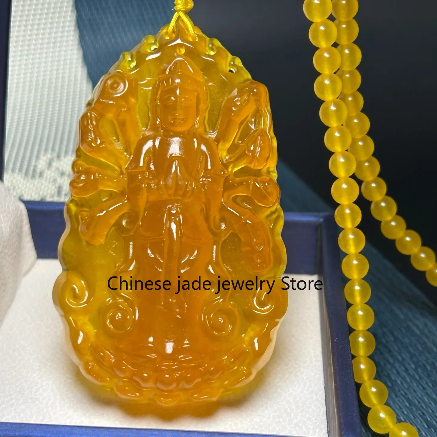 Colgante y collares de amuleto kwan yin tallado de jade birmano amarillo hielo natural