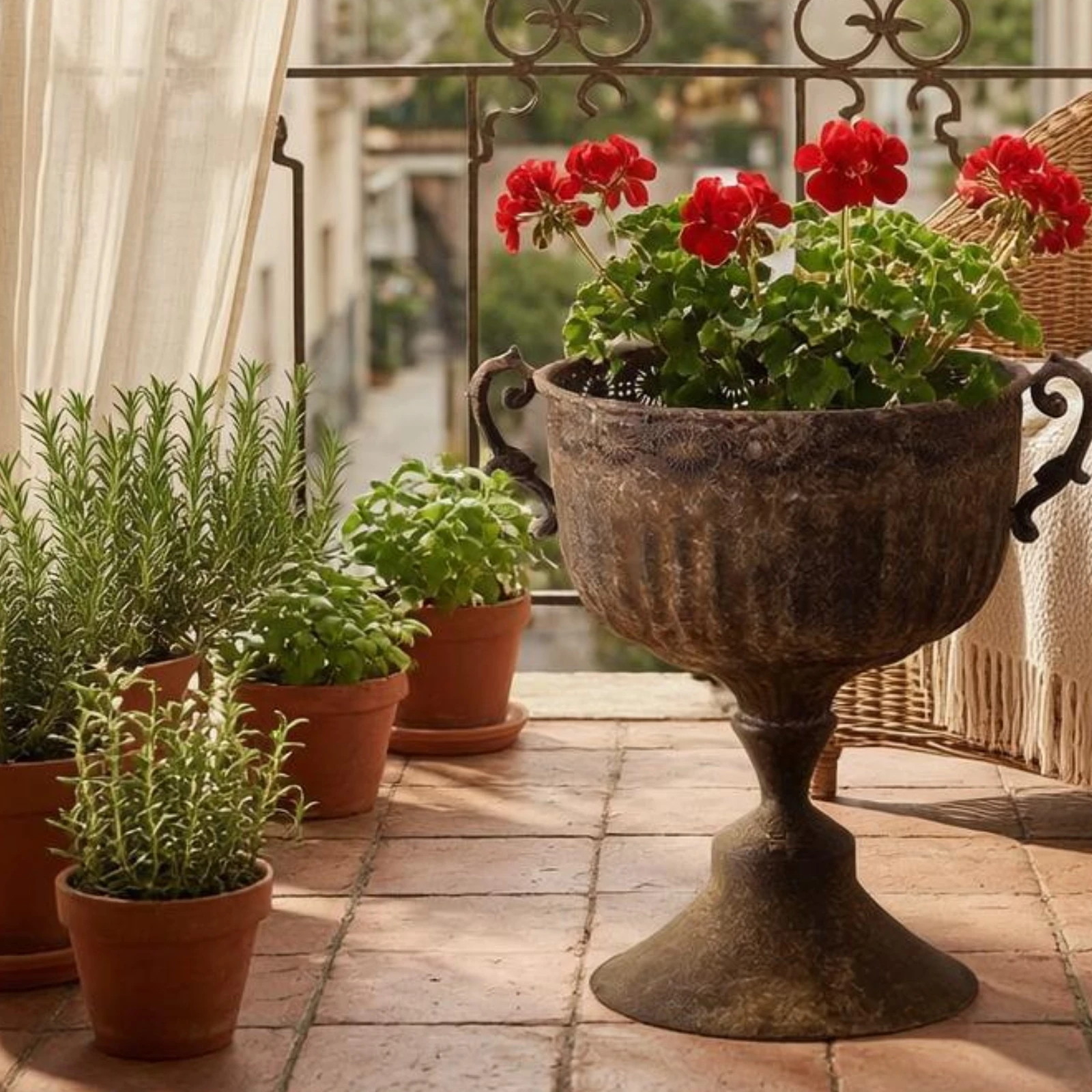 Pedestal Vase Brown Finish Antique Style Gartenamphore Grand Format Retro Planter for Indoor Outdoor Setting and Decor