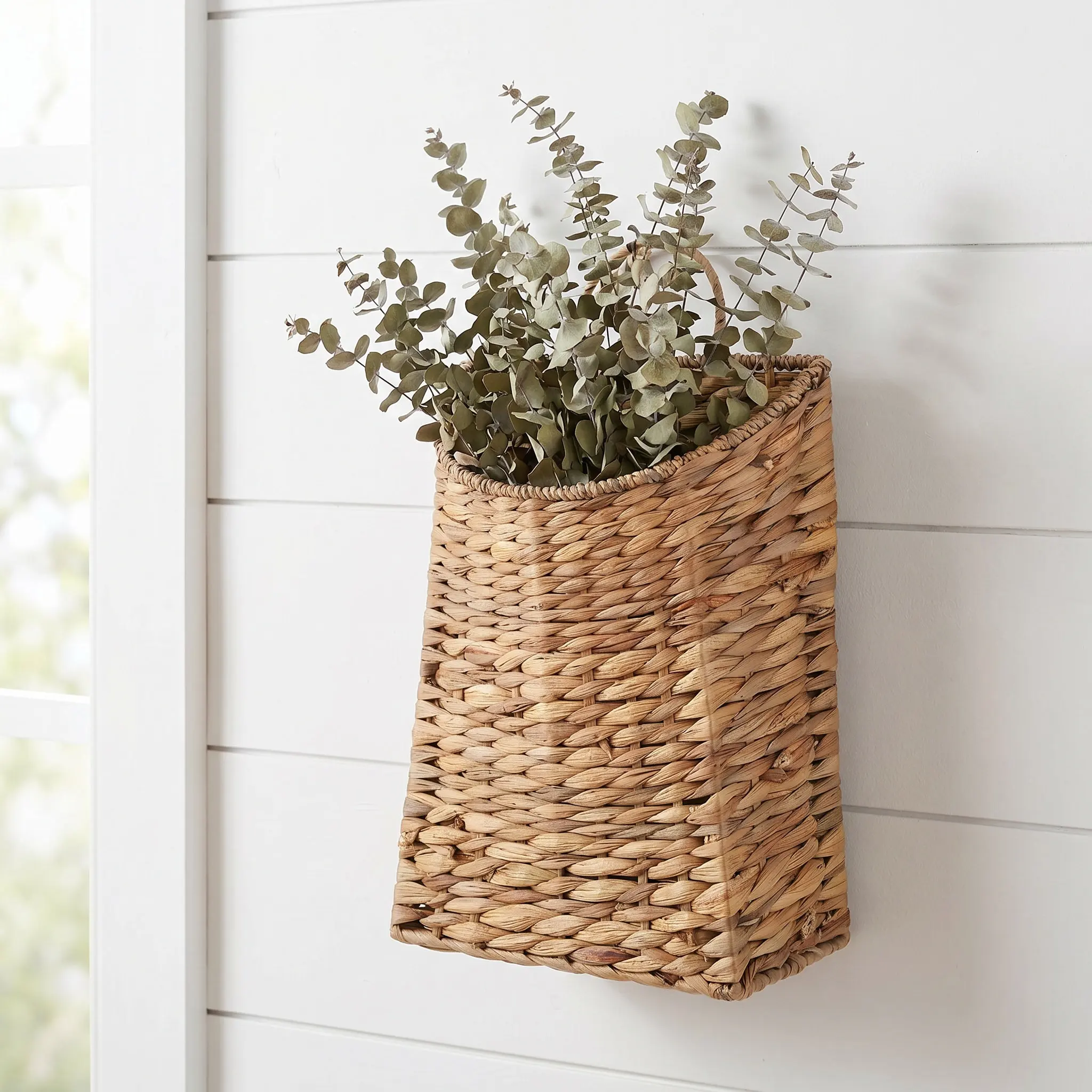 Woven Rattan Hanging Wall Basket Indoor Outdoor Plant Holder Space Saving Breathable Flower Planter Bohemian Style Decor