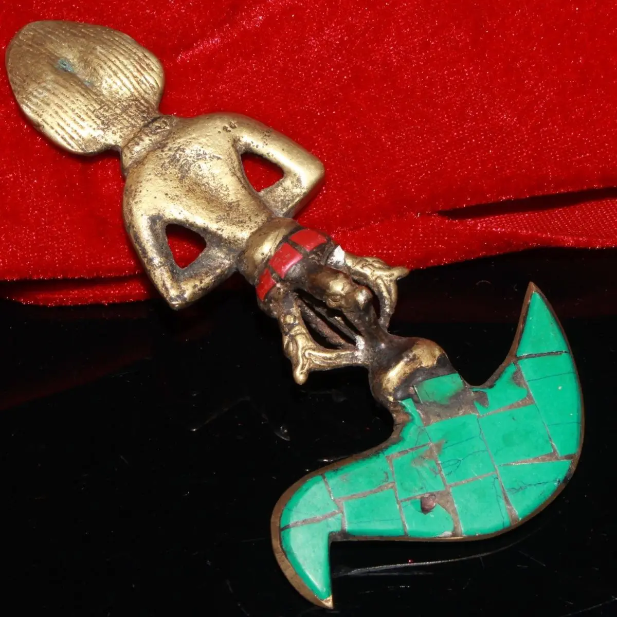 Antique collection, Nepalese backflow brass inlaid turquoise magic ornament, the appearance is as shown in the picture
