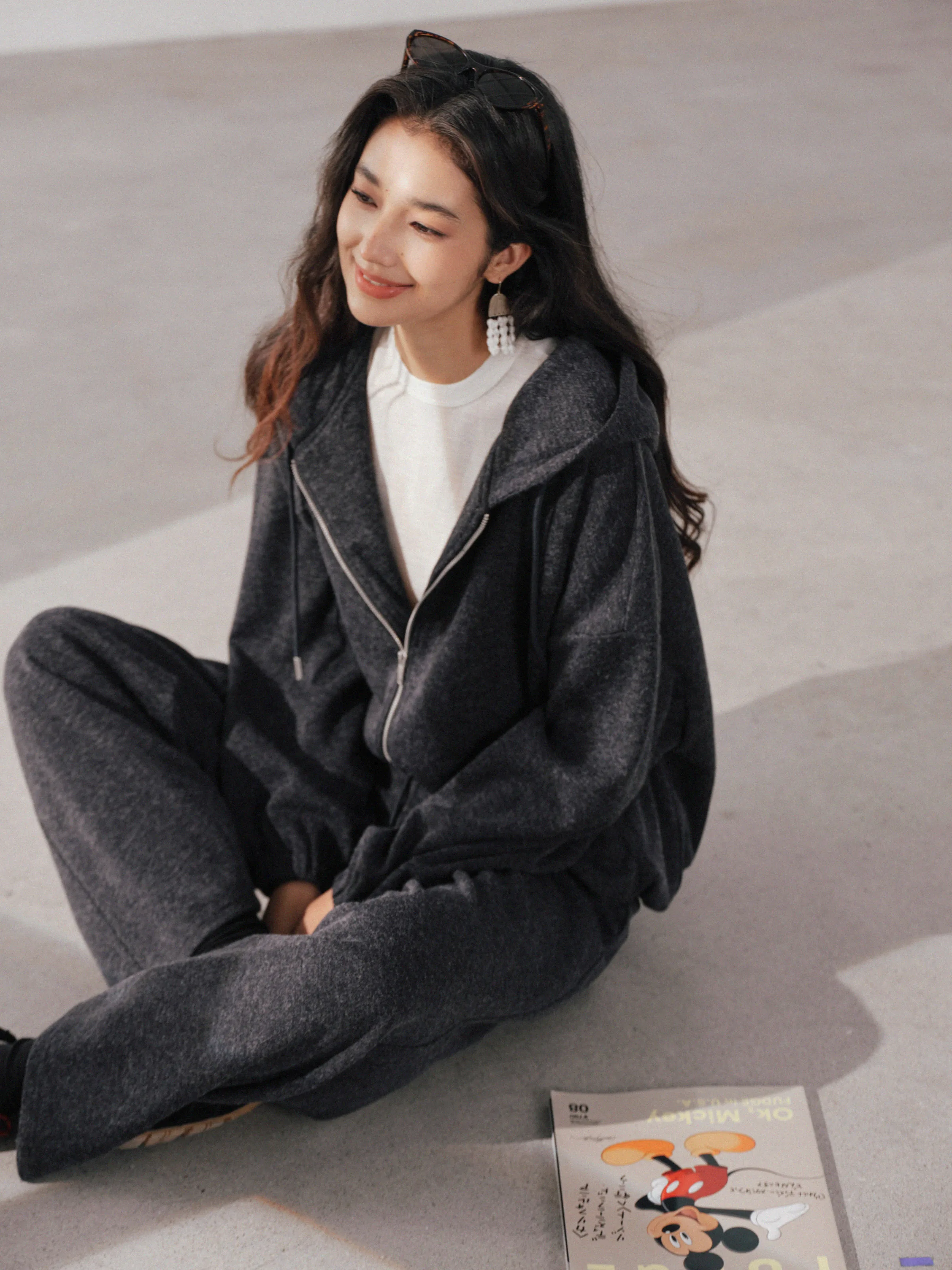 Damska bluza z kapturem w stylu vintage, luźny krój, rozpinana na zamek, miękka, dzianinowa odzież wierzchnia, swobodny, sportowy styl, na jesień, do noszenia na co dzień.