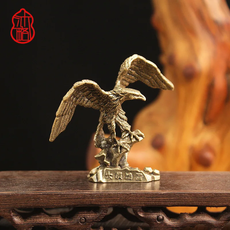 Pure brass eagle figurine with outstretched wings, a decorative piece for the office, symbolizing grand ambitions
