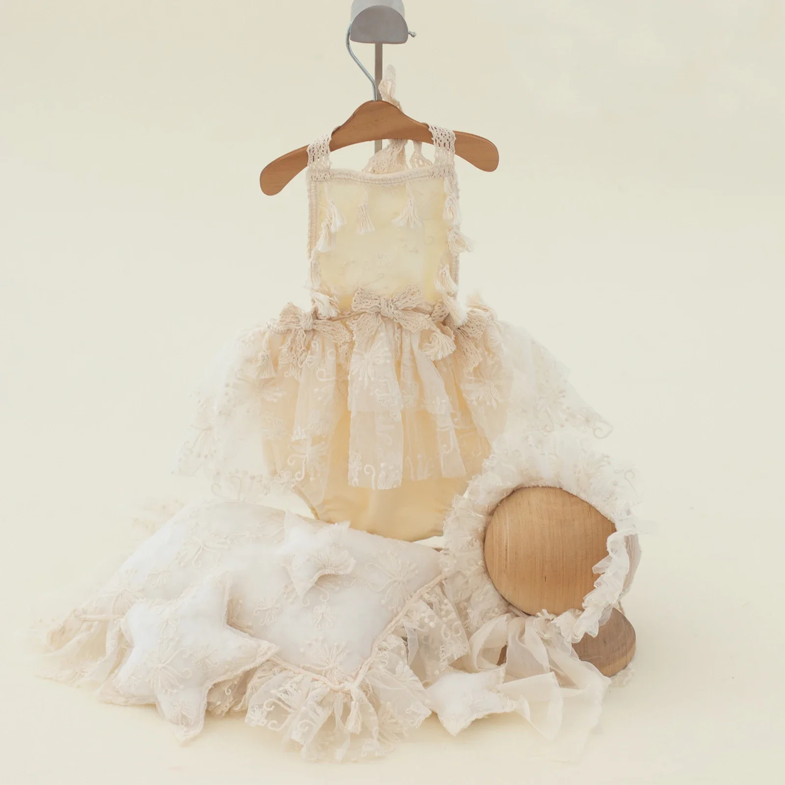 Newborn Photography Clothing For Baby Girl Lace Dress with Hat Posing Pillow and Decor Stars Set for Studio Photoshoot Accessory