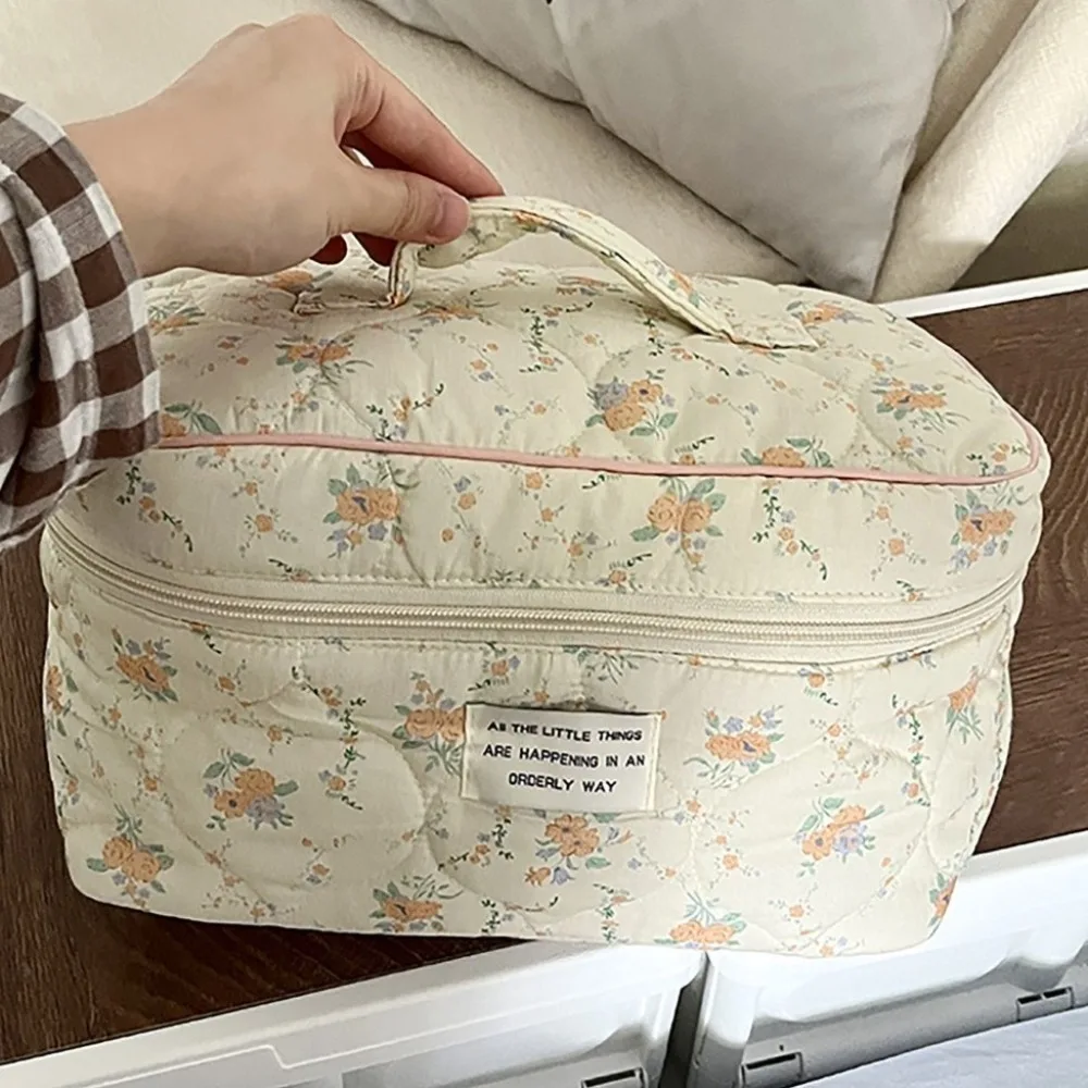 Large Quilting Cotton Makeup Bag Zipper Cloth Handbag Floral Cosmetic Bag Cute Puffy Quilted Portable Toiletry Case Travel