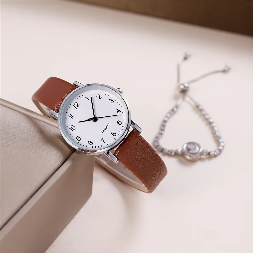 ساعة كاجوال كوارتز من جلد البولي يوريثان بمينا صغير وبسيط للنساء
