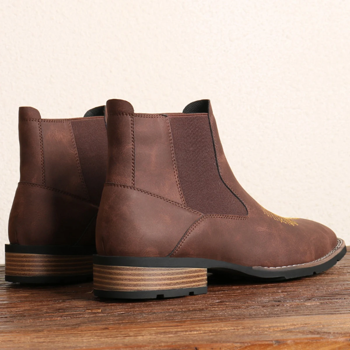 รองเท้าบู๊ทปักลายผู้ชายพร้อมรอยเย็บสีทอง สวมรองเท้าบูทหุ้มข้อ รองเท้าลำลองสไตล์อังกฤษแบบลำลองพร้อมรอยเย็บสีทองตกแต่ง Wi