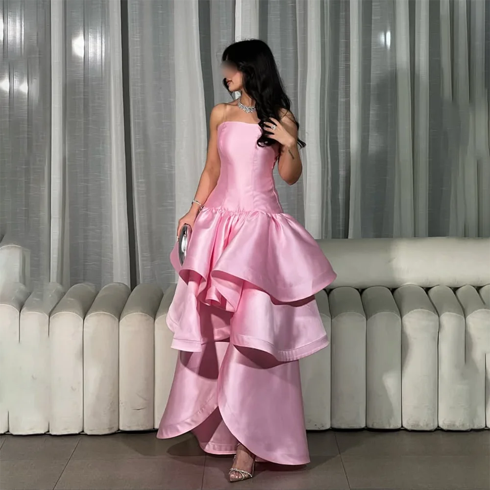ロングピンクウエディングドレス ストラップレス ティアードプリーツ サテンボールガウン バックレス フロアレングス エレガントパーティードレス カスタマイズ