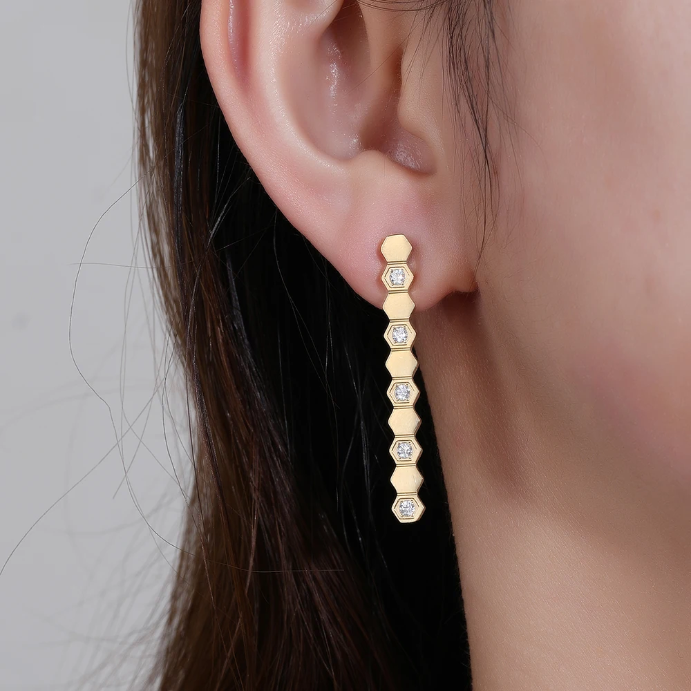 E126 Song Hye Kyo's identical stainless steel honeycomb half-diamond stud earrings with 18K gold earlobes for women