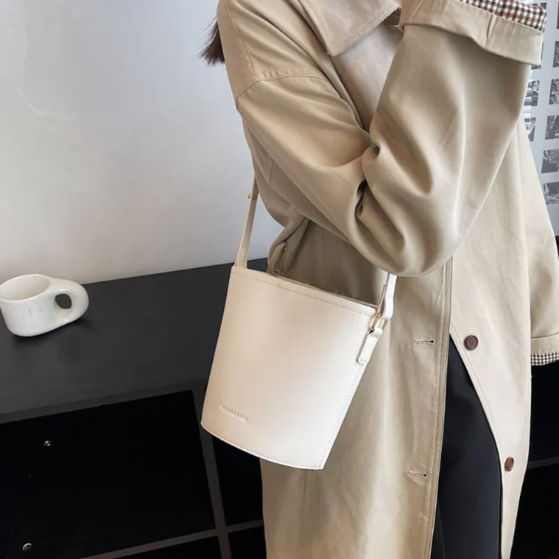 Fashion Red Simple Design Bucket Bag Korean Texture Women 2023 Pop New Shoulder Crossbody Bag High-End Commuter Bag Wedding Bag