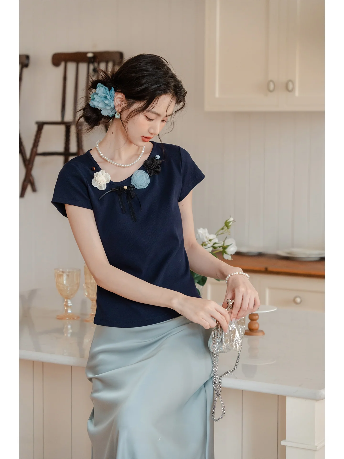 

Ele Blue Flower Design Slim Fit ort Sve Women's T-irt Unique Sli Unique Beautiful Design Sensation Summer Top