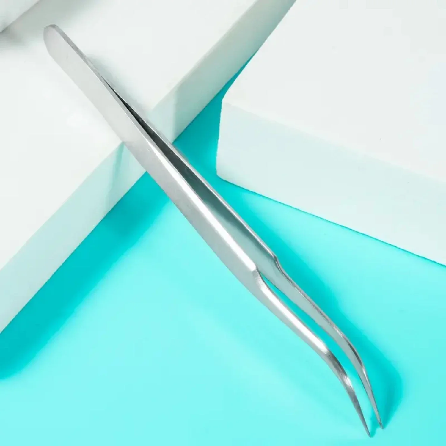 Silberfarbene Präzisionsstahl-Wimpernclip-Pinzette mit gebogener spitzer Spitze für Make-up-Anwendungen und Wimpernverlängerung – professionelle Bea