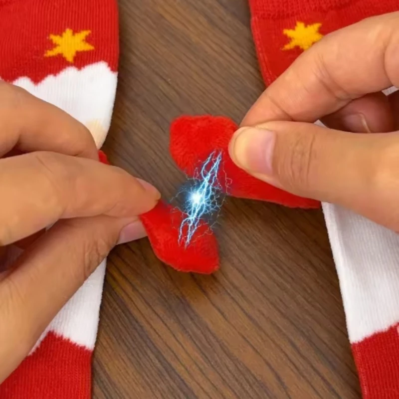 2 Pasang Kaos Kaki Natal Magnetik Kreatif untuk Pasangan, Desain Bergandengan Lucu, Stoking Katun Merah Setengah Betis, Gaya Unisex, Kaos Kaki Imut