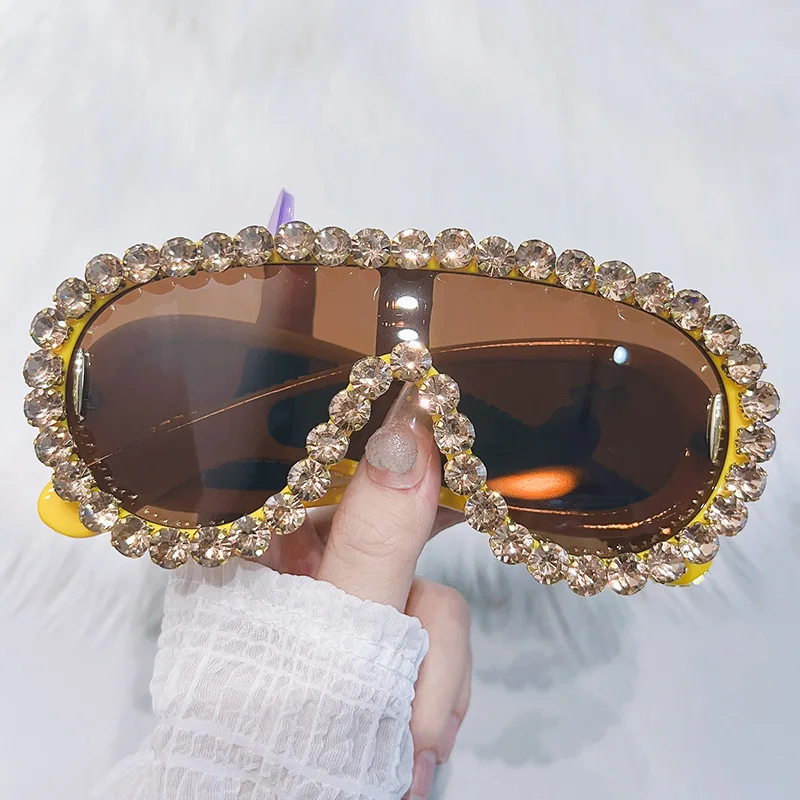 

Faionable Large Frame Inteated Diamond Embedded Sunglasses Personali Exprion Luxury Hip Hop Sle round Face Suitable