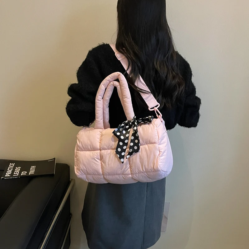 2026 Neue Designer-Schultertasche mit Karomuster, Space-Baumwoll-Handtasche für Damen, Große Kapazität, Daunengepolsterte Gesteppte Einkaufstasche für Damen – Detail 24
