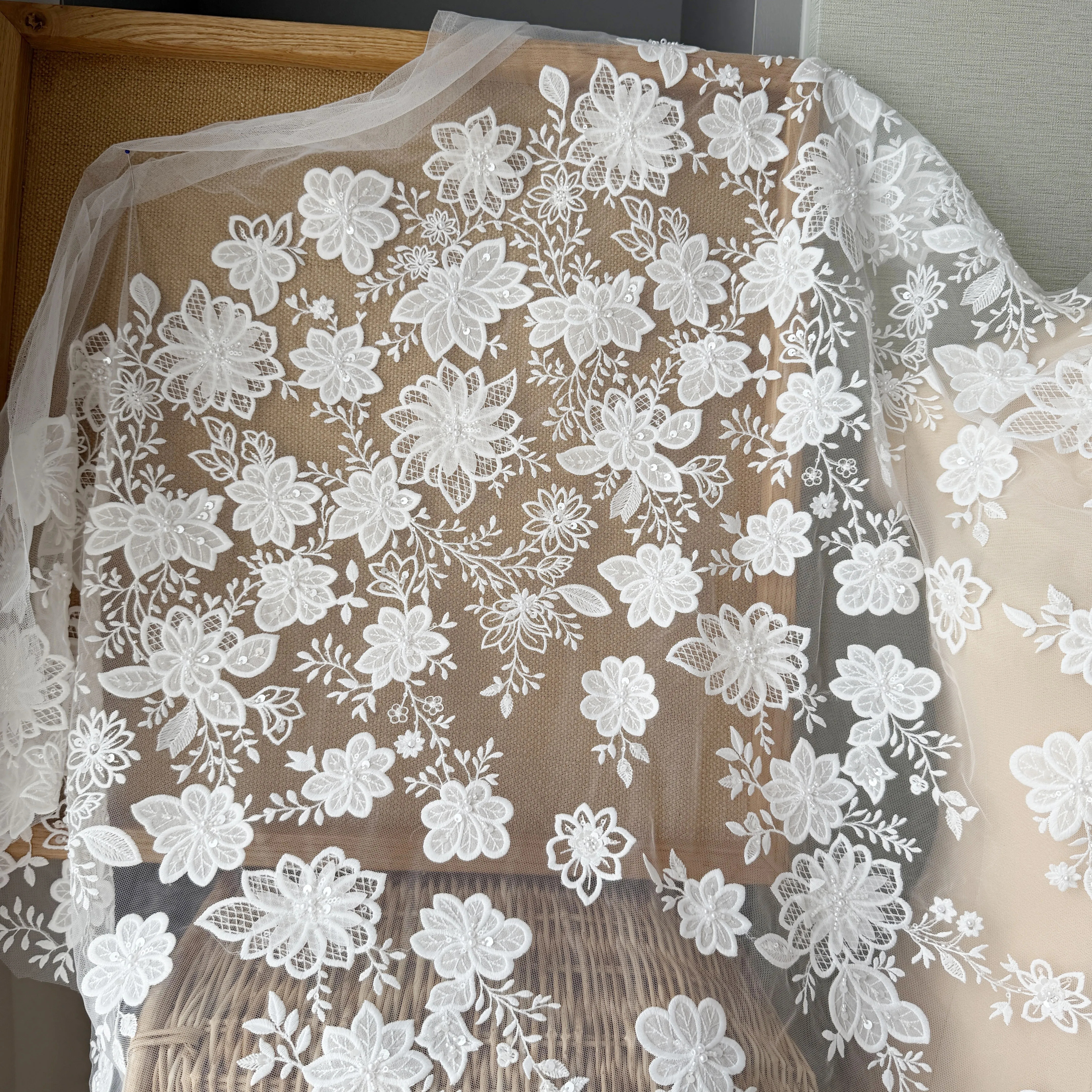 Hochwertige Gänseblümchen 3D-Blumen Nagelperlen Spitzenstoff für Hochzeitskleider Handgefertigte DIY-Accessoires Meterware – Detail 3