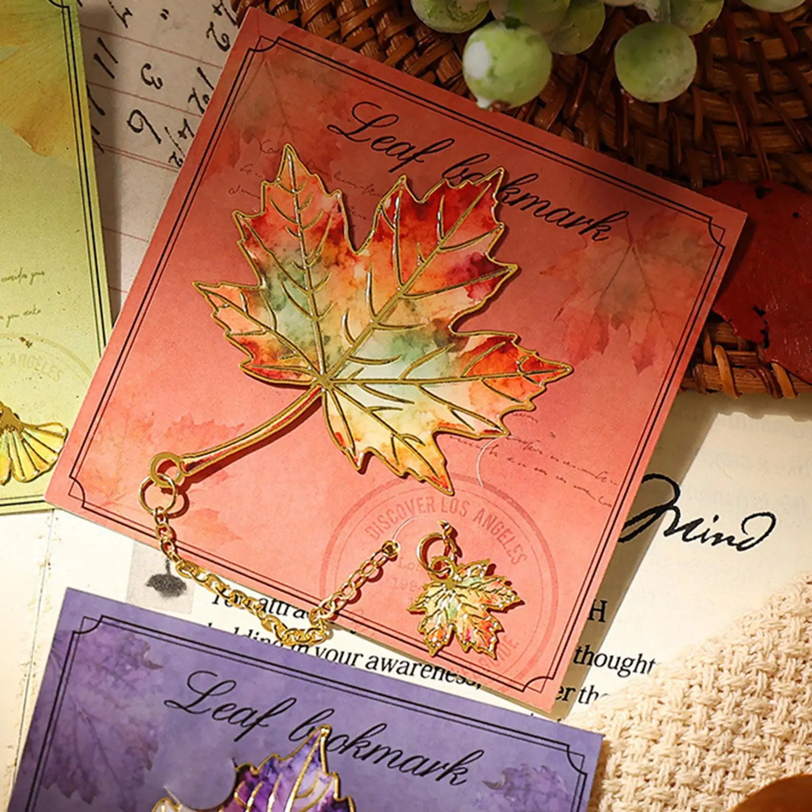 1PC Leaves Metal Bookmark With Metal Chain Pendant Maple Leaves Leaf Four-Leaf Clover Bookmark Reading For Book Lovers