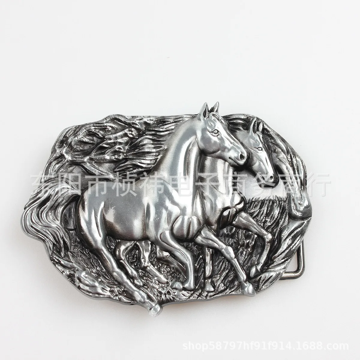 

Трехмерная пряжка для ремня с изображением двух лошадей.