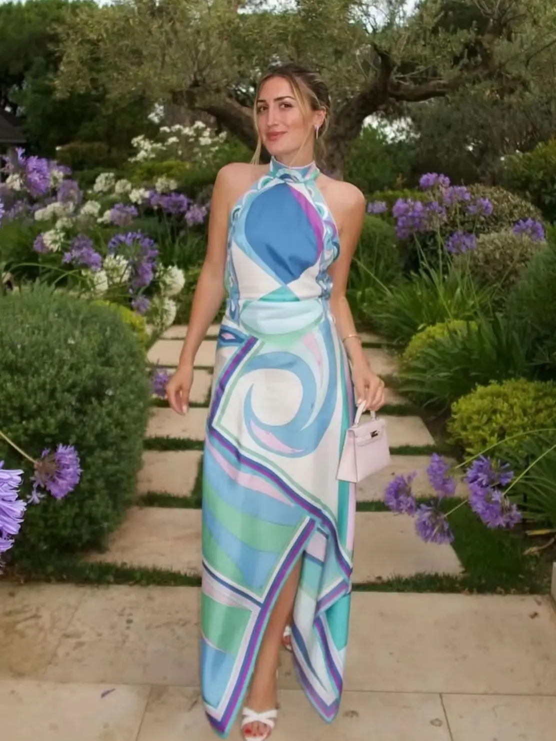 Ensemble de plage assorti imprimé bleu irrégulier pour femme, comprenant un crop top dos nu à licou et une jupe longue, tenue d'été pour les vacances 2026