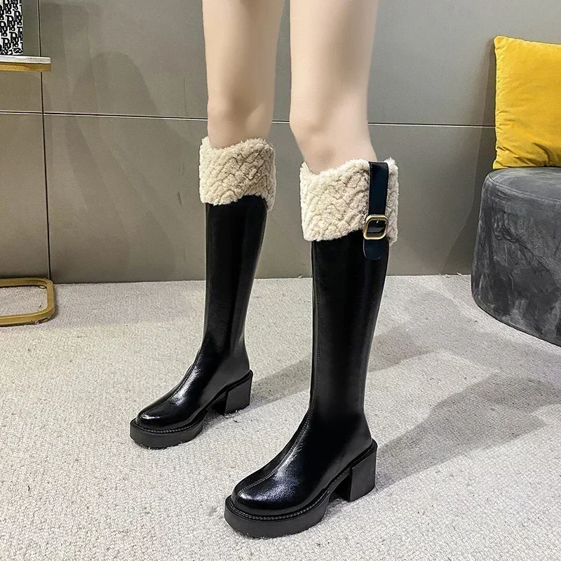 Botas largas marrones hasta la rodilla para mujer, zapatos góticos cálidos, cómodos, tacón cuadrado, hebilla de cinturón, plataforma, borde de felpa, Invierno