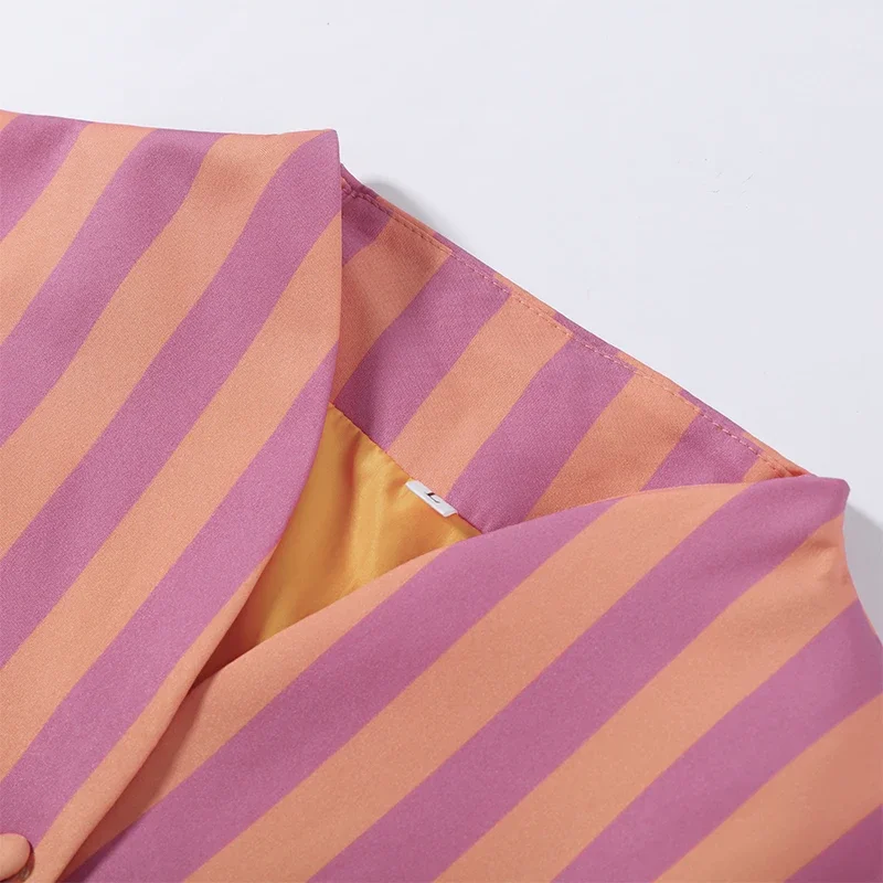Lässiger gestreifter Hosenanzug für Damen: Locker sitzende Jacke mit V-Ausschnitt und langen Ärmeln, hochtaillierte gerade Hose – Sommer-Set 2026 für Damen – Detail 8