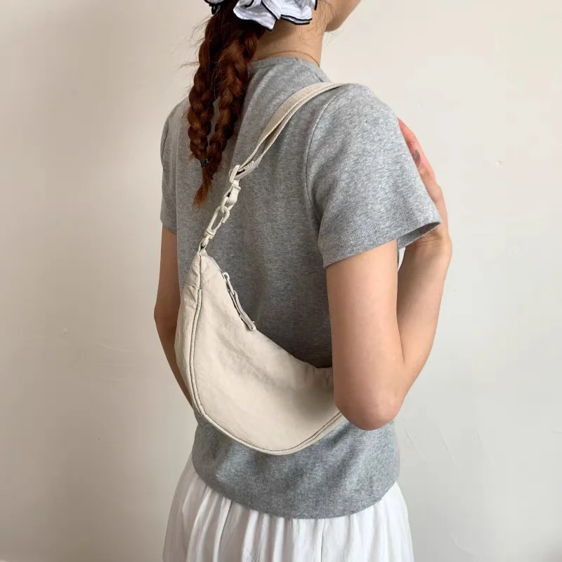 Japońska torba crossbody z regulowanym paskiem na ramię, nylonowa sportowa torba damska typu sling, lekka kopertówka, unisex torebka typu dumpling.