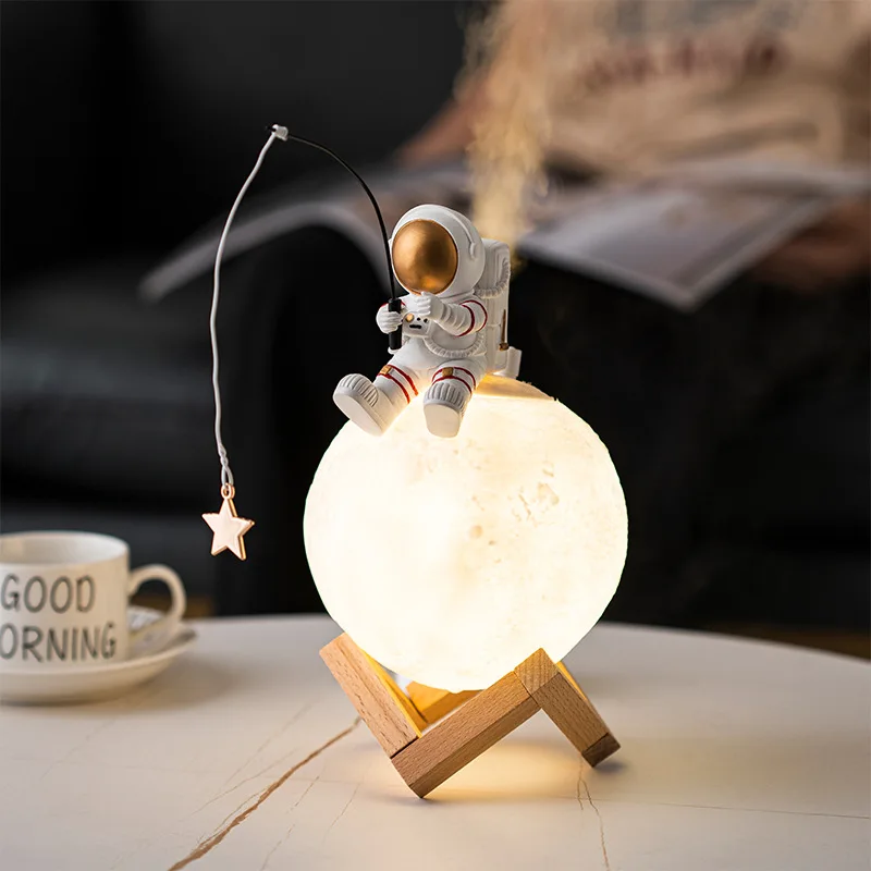 Astronauta lampada da scrivania decorazione della casa resina spazio uomo Usb tavolo luce notturna umidificatore nebbia fredda decorazione della stanza dei bambini lampada da lettura