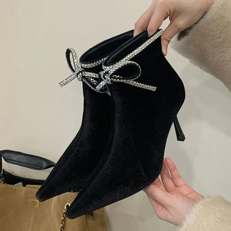 

Luxury Rhinestone Butterfly Winter Women Ankle Boots Sexy Pointed Toe Velvet Designer Short Boot Elegant Thin Heel Banquet Pumps