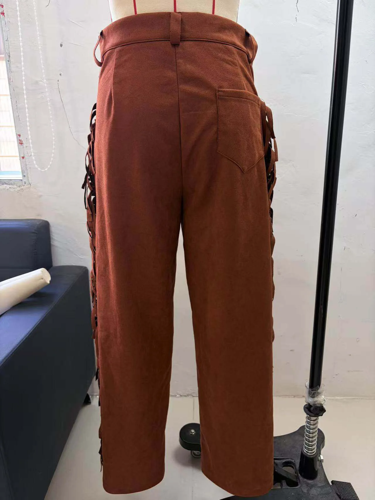 Herren-Cowboyhose mit Fransen, aus Kunstlederimitat, normale Passform, hohe Taille, Retro-Design, mit Schnallen, Hippie-Disco-Cosplay-Hose. – Detail 7