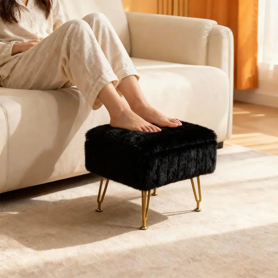 

Маленькая подставка-пуф для ног с отсеком для хранения, подставка для ног к дивану и креслу, черный пуф из искусственного меха с золотыми металлическими ножками и подставкой для ног.