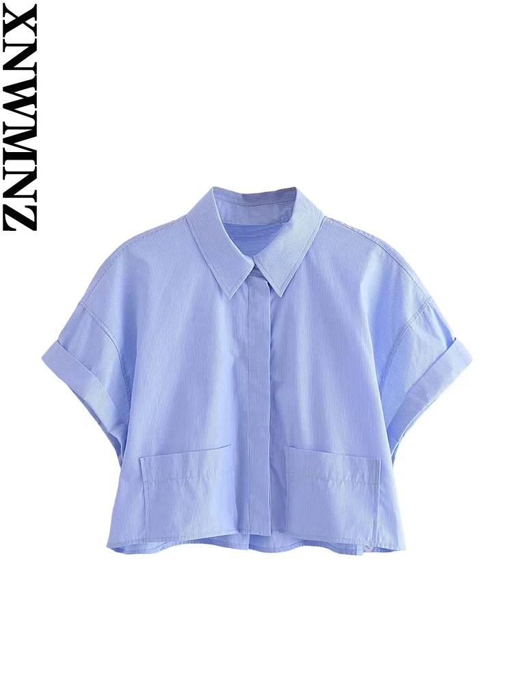 Xnwmnz Vrouwen Mode Crop Poplin Shirt High Street Revers Hals Korte Mouw Patch Front Knoop Vrouwen Chique Blouse