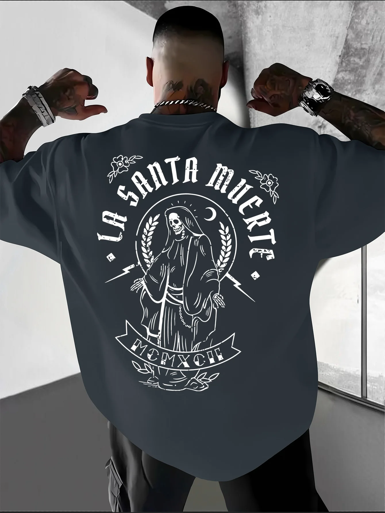 Einzigartiger Vintage Santa Muerte Line-Art-Druck auf atmungsaktivem, bequemem Herren-T-Shirt aus 100 % Baumwolle, ideal für Sommerabende. – Detail 4