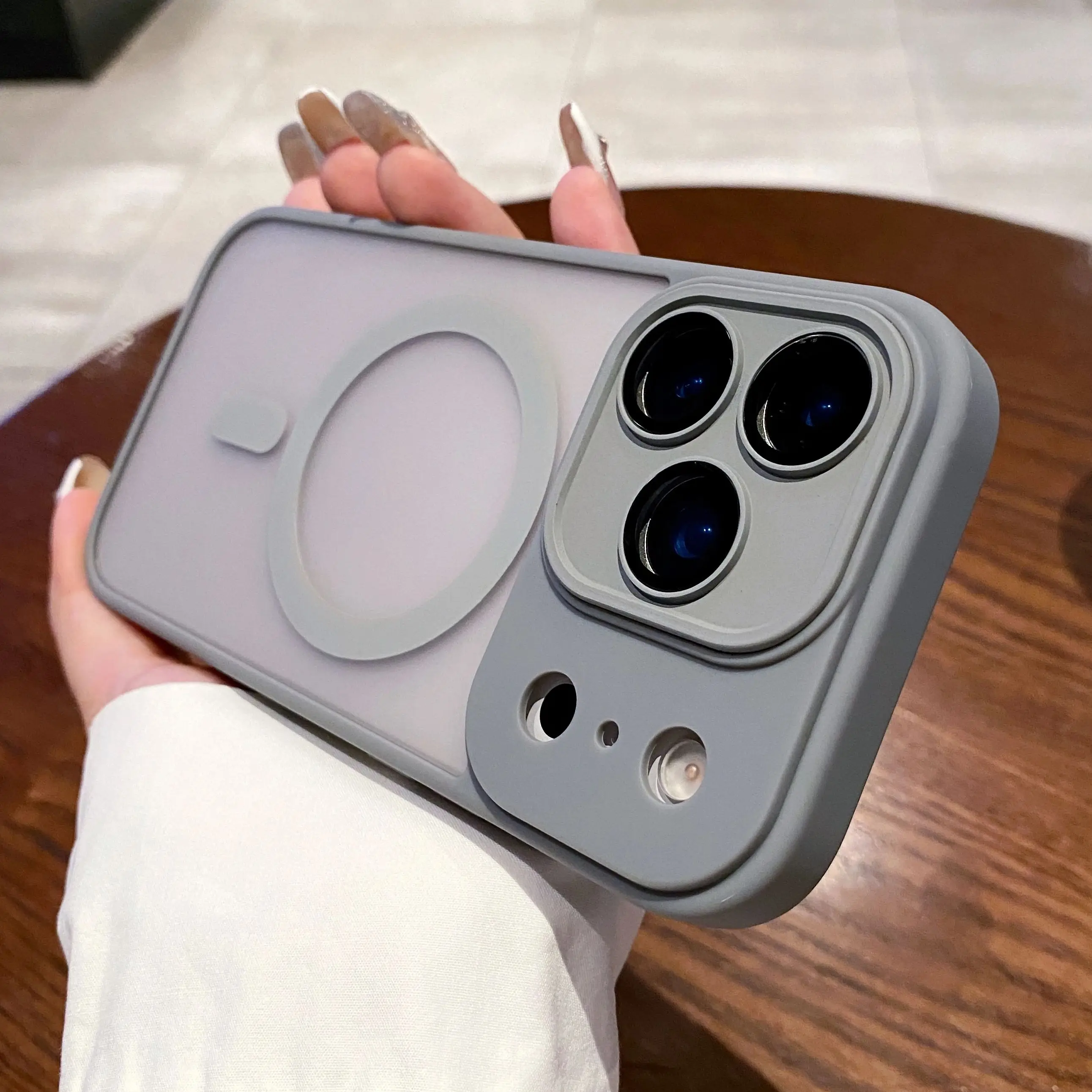 Matte, durchscheinende magnetische Hülle für iPhone 17 Air 16 16E 15 14 13 12 11 Plus Pro Max mit MagSafe Kameraschutz und Stoßfänger