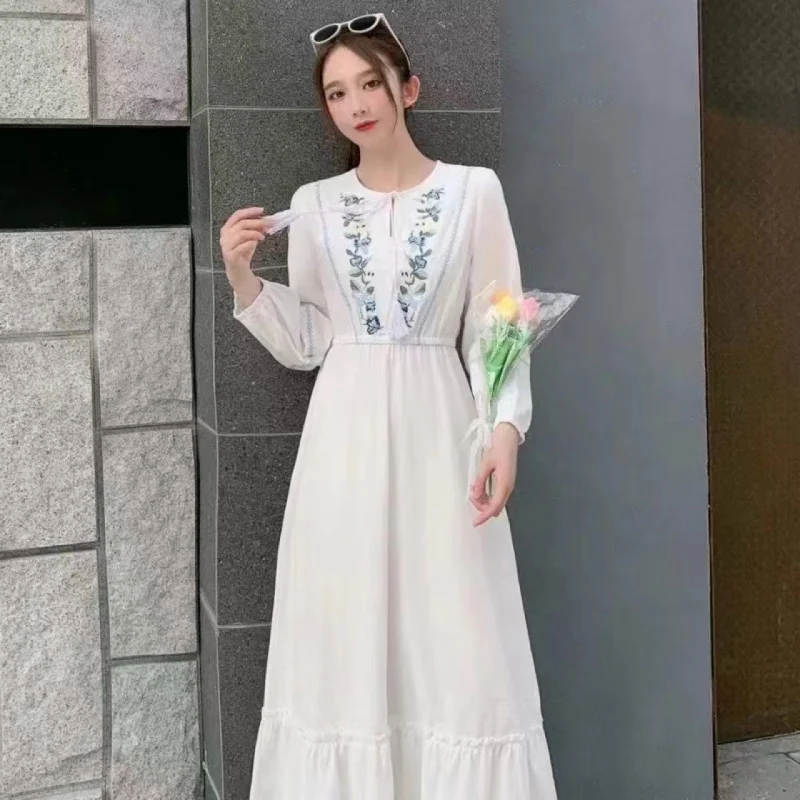 Petite robe blanche mi-longue brodée à manches longues en coton et lin, style de voyage amincissant, mode rétro artistique