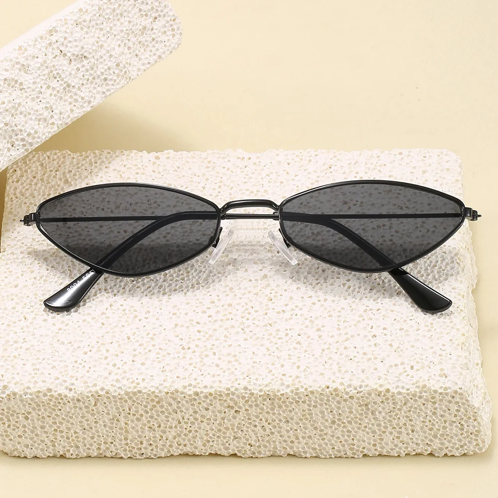 Cat Eye Shape Sun Glasses Women Vintage Style Korean Fashion Sunglasses for Men Model Show Performance Female Sunglass