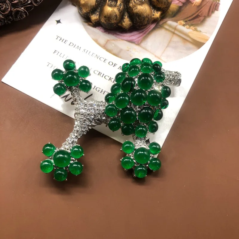 Elegant Green Puppy Brooch Rhinestone Animal Pin Suit Corsage Safety Pin Evening Dress Jewelry Banquets Birthday Gifts for Women