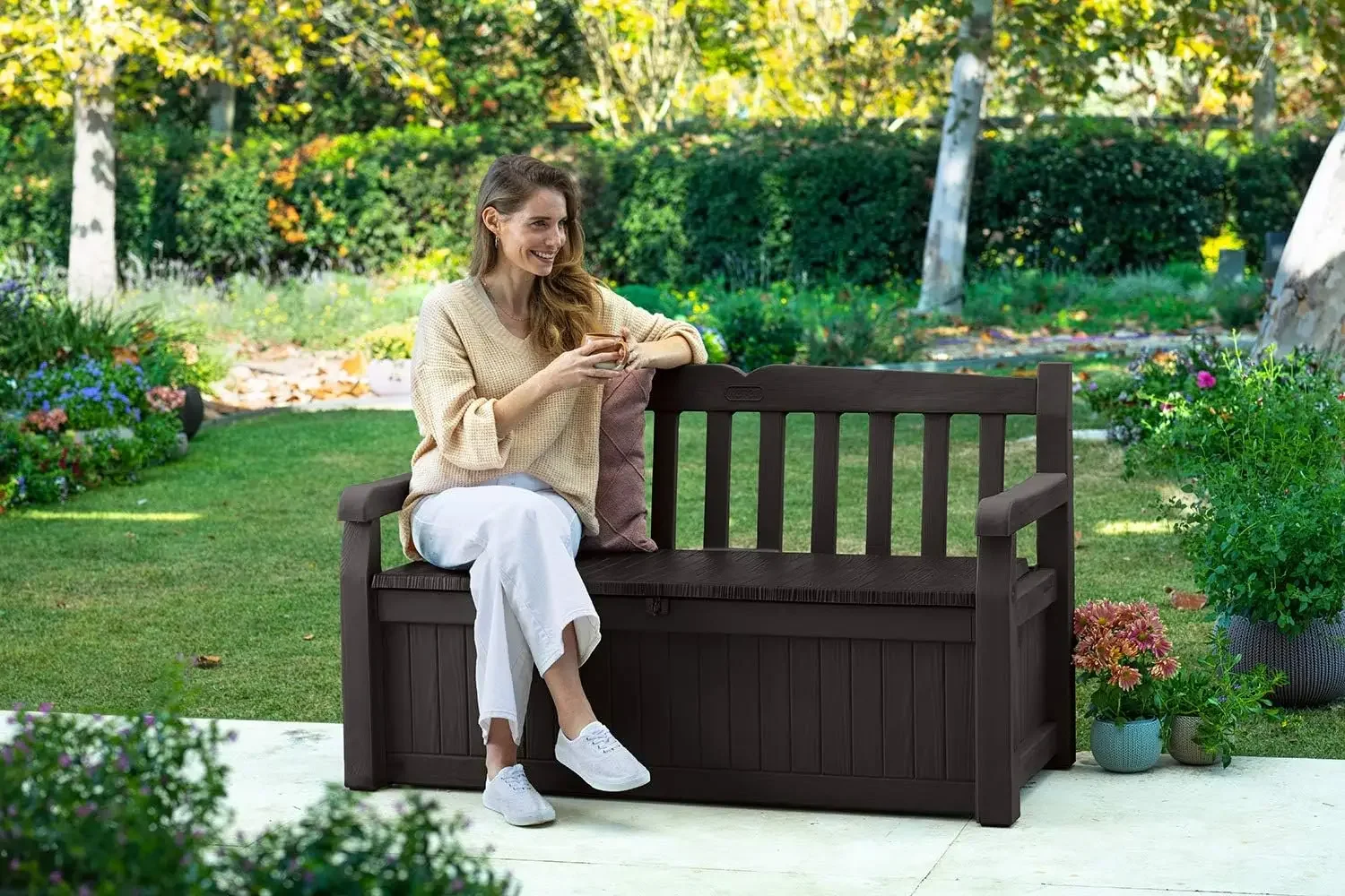 Keter Solana Banco de almacenamiento de 70 galones, caja de cubierta para muebles de patio, decoración del porche delantero y asientos exteriores, perfecto para almacenar jardín