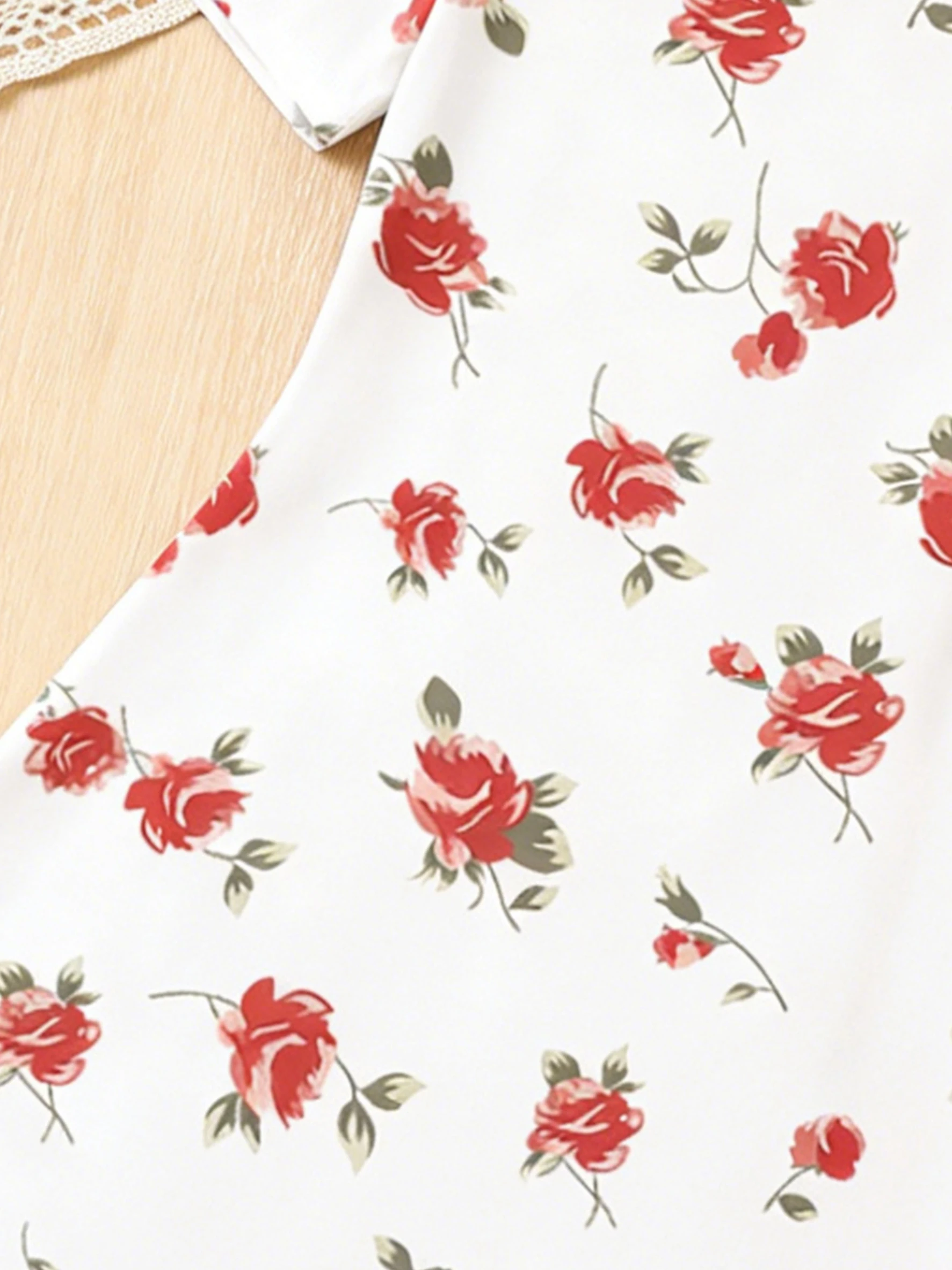 فستان بناتي بأكمام قصيرة بخلفية بيضاء لعام 2026 باللون الأحمر والوردي والأخضر