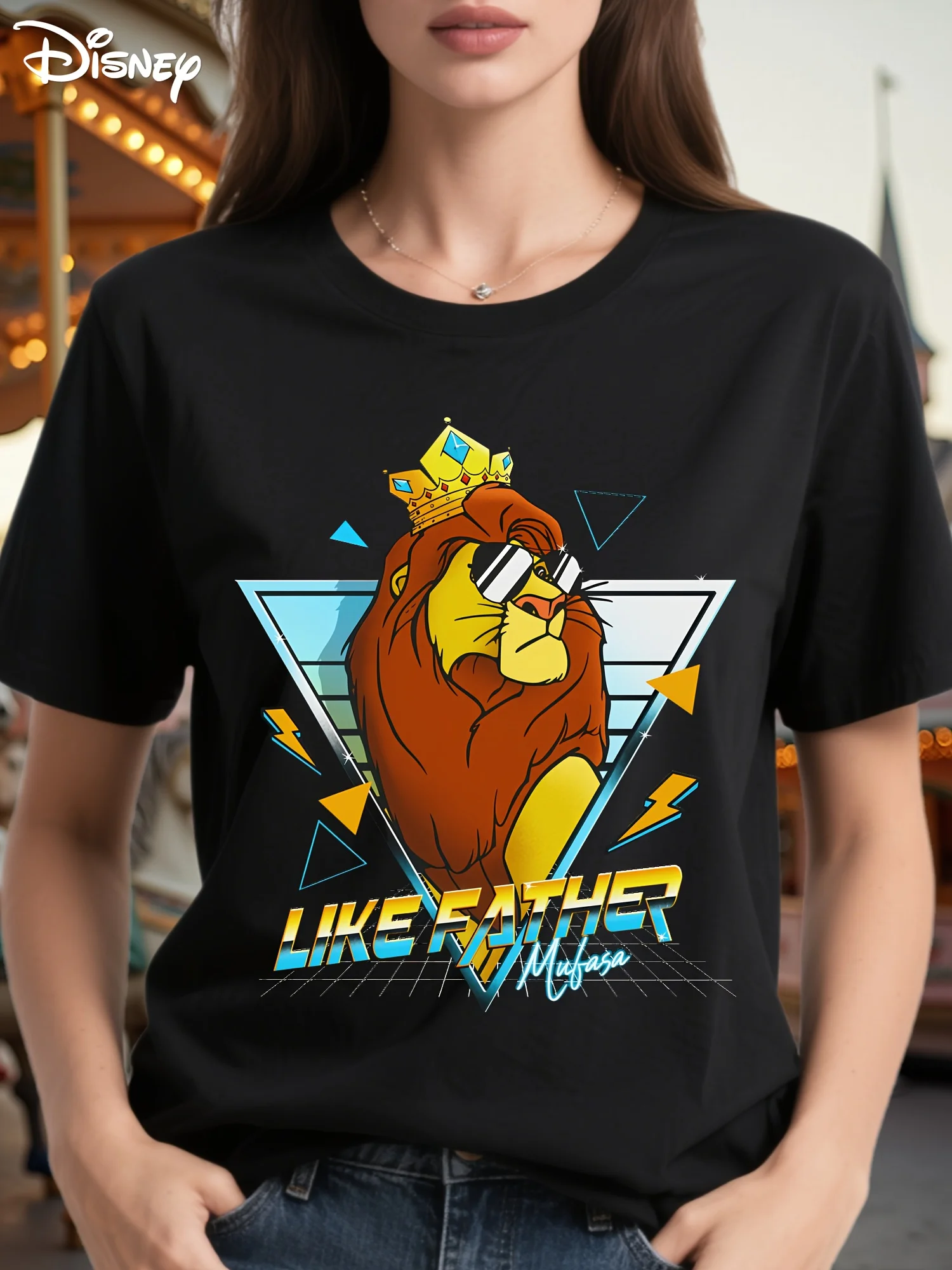 قطعة واحدة من تي شيرت Disney Lion King Mufasa للسيدات - متوفر بنسبة 100%، طباعة شعار Mufasa & Simba Circle المميزة، أكمام قصيرة ورقبة دائرية #2