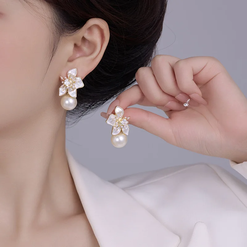 Korean Version Butterfly Pearl Three-dimensional Flower Exquisite Temperament Light Luxury High-end Earrings for Girls