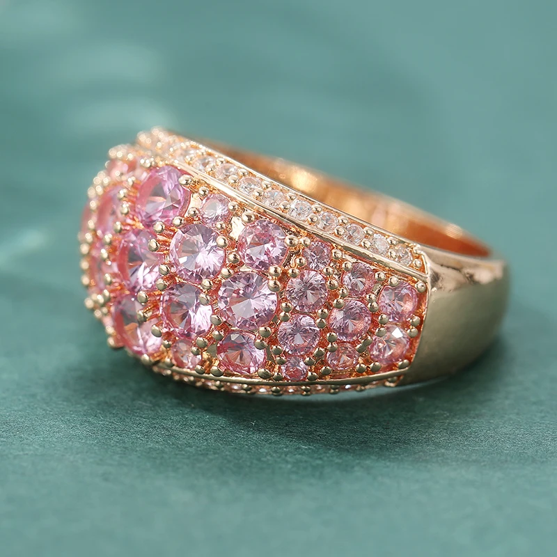 Luxuriöser breiter Ring mit synthetischem rosa Zirkon im Micro-Pave-Stil für Damen, eleganter rosévergoldeter Brautschmuck für Verlobung und Hochzeit – Detail 2